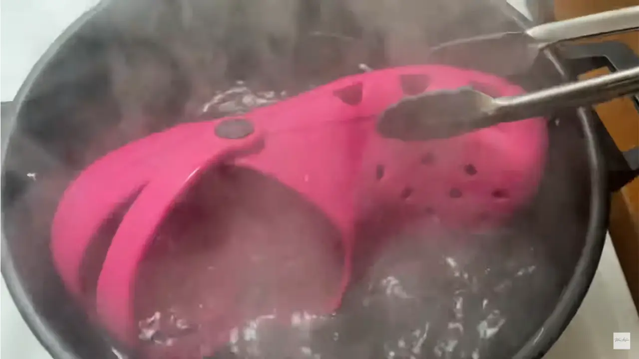 Method 1: Shrinking Crocs in Boiling Water