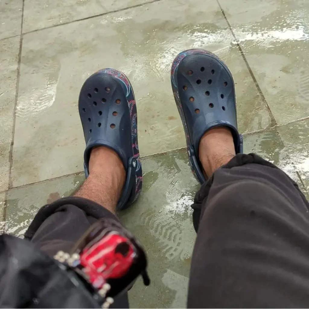 When They Become Wet, Do Crocs Smell Bad